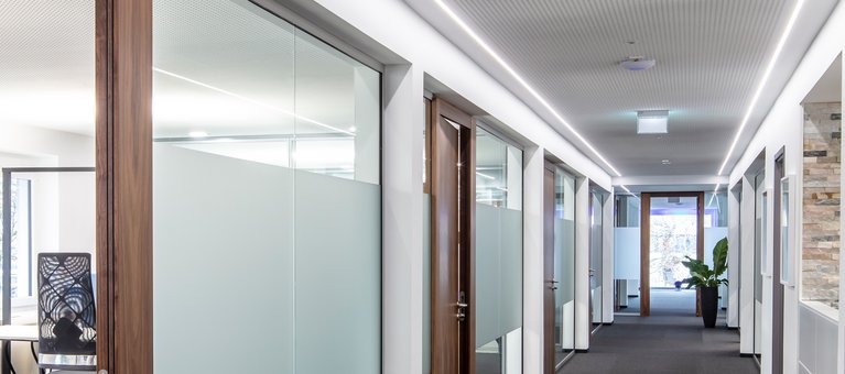 QualityFlex von Brumberg mit Weißlicht in einem modernen Büro. 